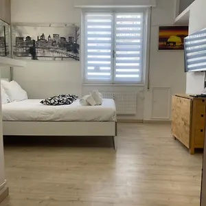 Apartment Living, Genua